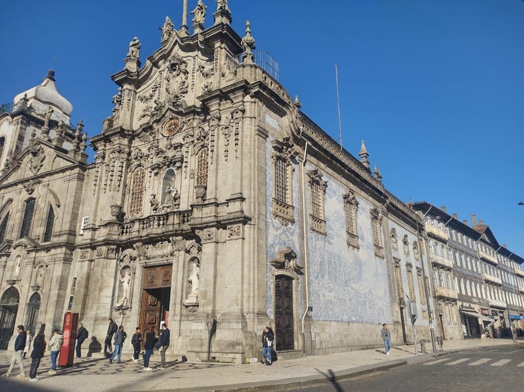 Imagem da Igreja do Carmo em Porto, durante o dia.