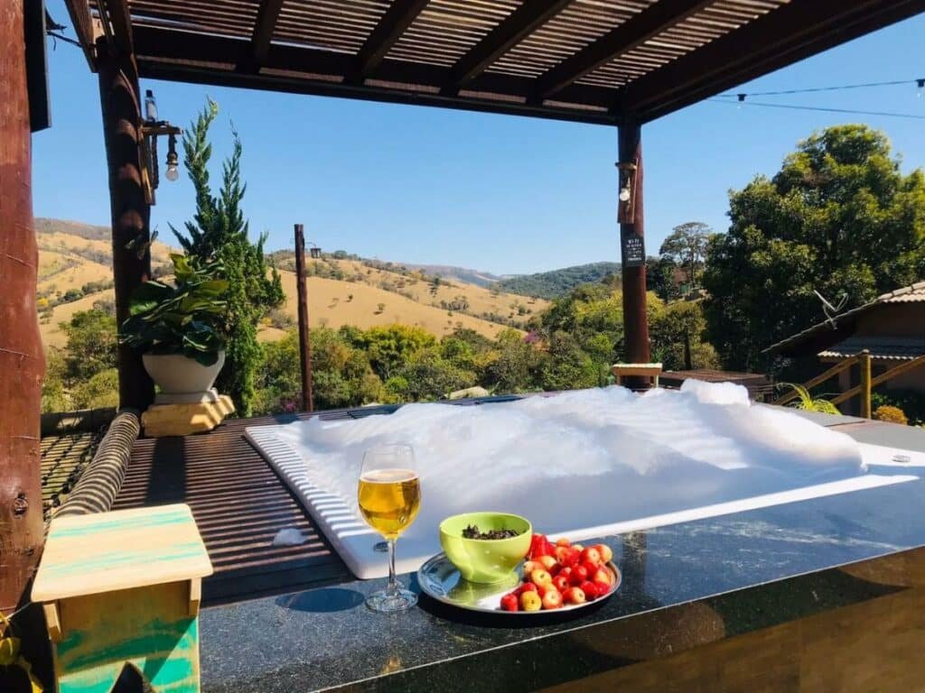 Hidromassagem ao ar livre no Chalé de Campo Mini Luxo dos Lagos com vista para as montanhas