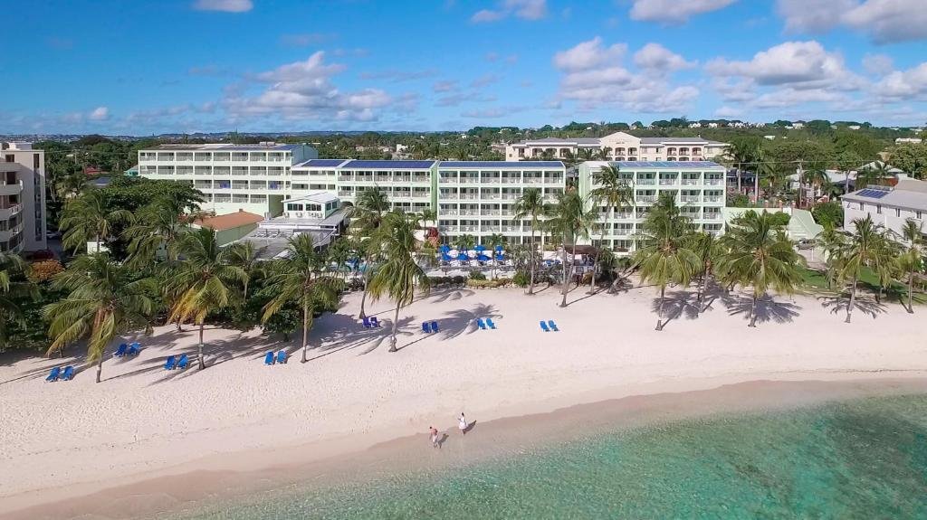 Beira-mar do Coconut Court Beach Hotel. Imagem ilustrando post Hotéis em Barbados.