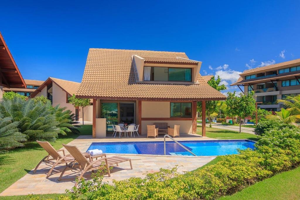 Casa com dois andares no Condomínio Nui Supreme (BY MAI) com uma piscina privativa, duas espreguiçadeiras e com janelas de vidro dando vista para o jardim