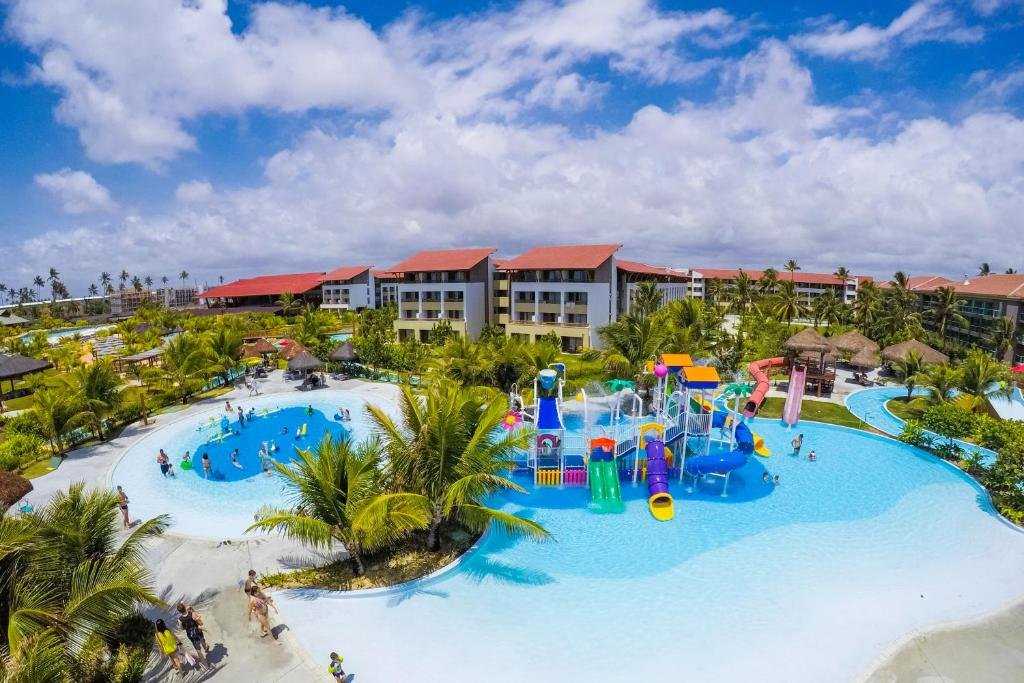 Piscina espaçosa do Enotel Porto de Galinhas com brinquedos aquáticos como tobogã e escorregador, para representar resorts em Muro Alto