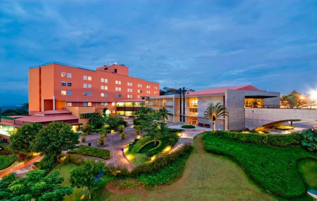 Vista da Pousada Almenat Embu Das Artes Sao Paulo, Tapestry Collection, com um grande jardim, bastante iluminado e com escadarias. Foto para ilustrar post sobre Pousadas em Embu das Artes.