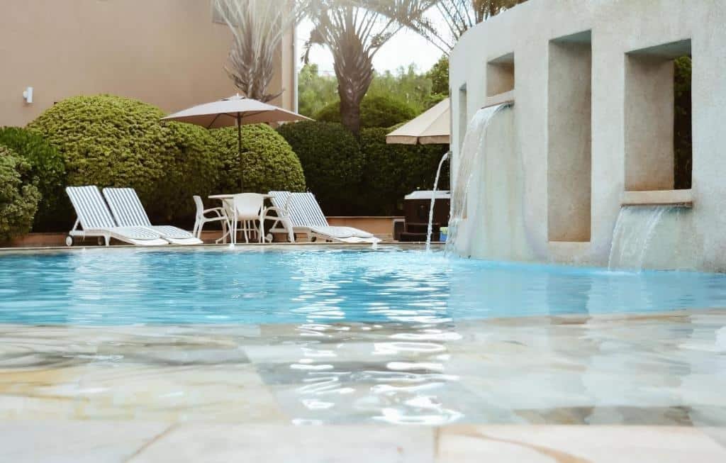 Piscina azul ao ar livre com cascata d