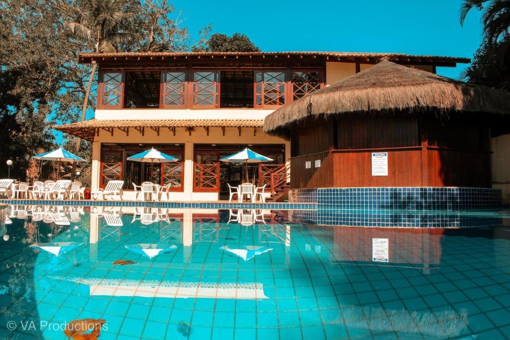 Frente da Casa Canto do Mar Maresias 2 com piscina e cadeira em volta em Toque-Toque Pequeno.