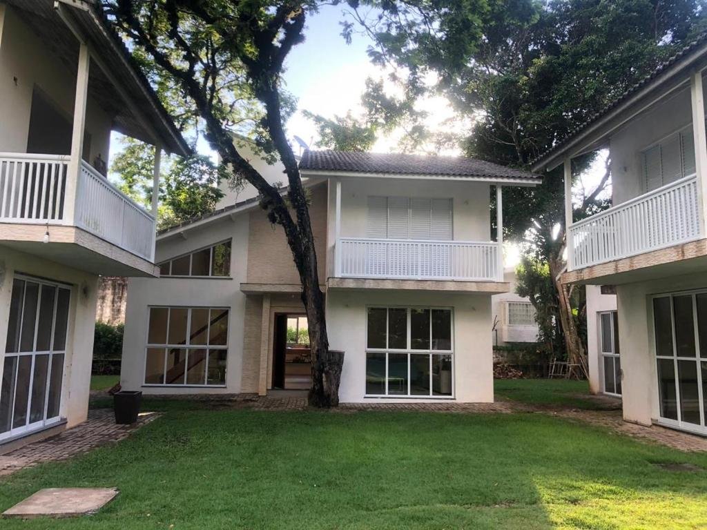 Vista da frente da Casa em Pauba com jardim em Toque-Toque Pequeno.