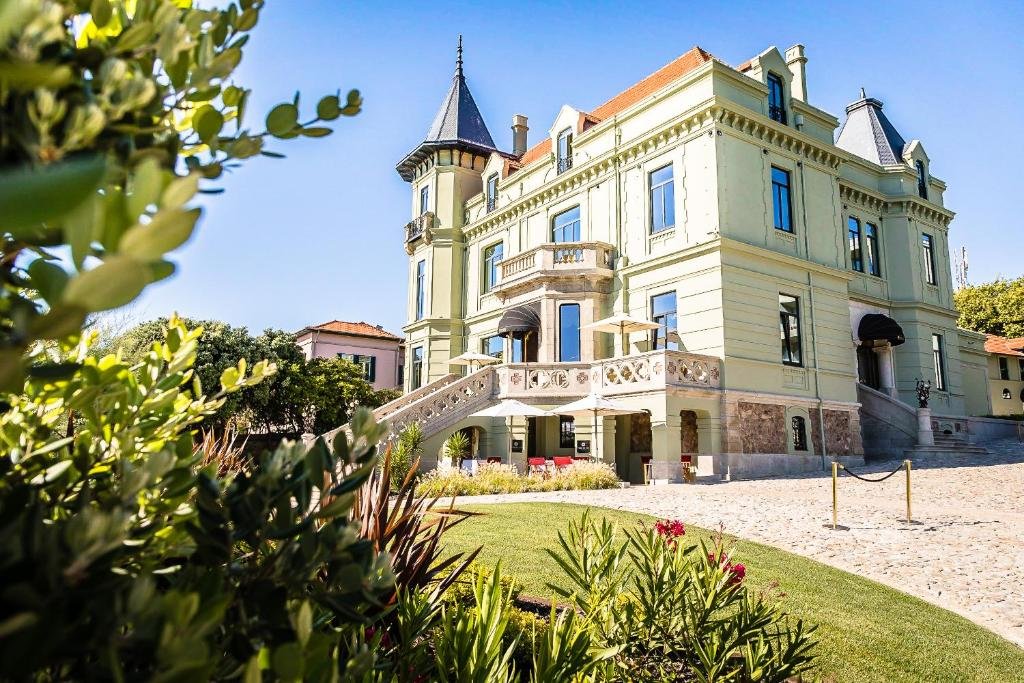 Frente do Vila Foz Hotel & SPA – member of Design Hotels durante o dia com um jardim a frente.