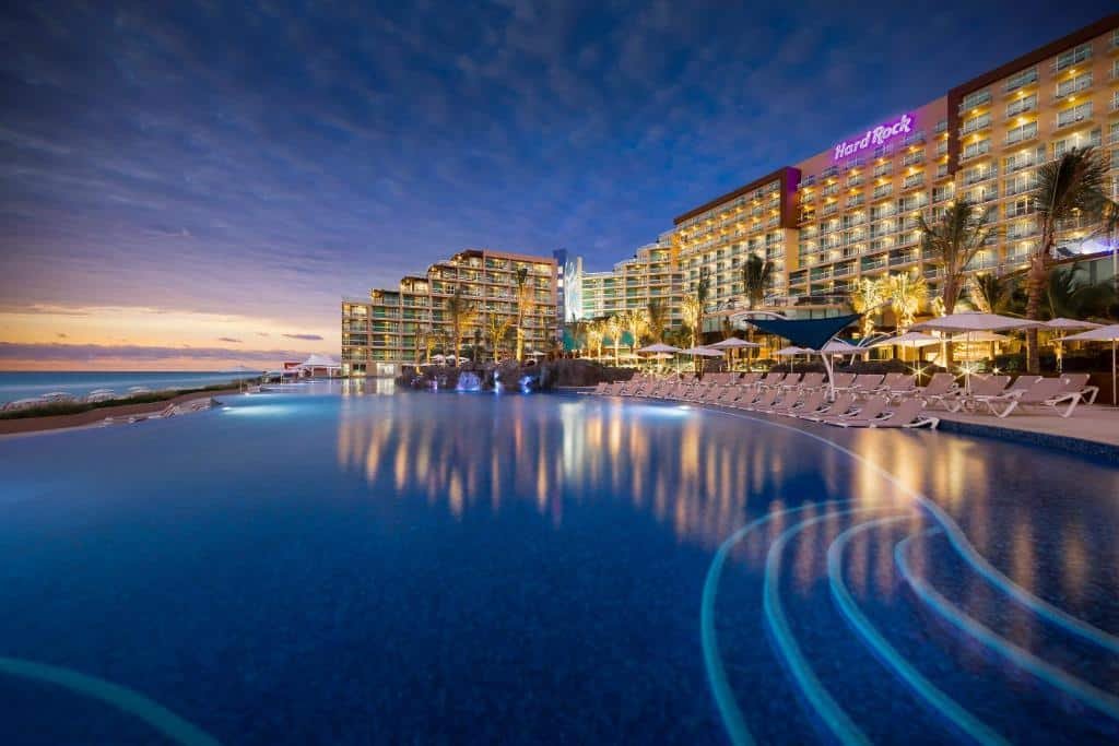 área da piscina com vista para a frente do Hard Rock Hotel durante a noite