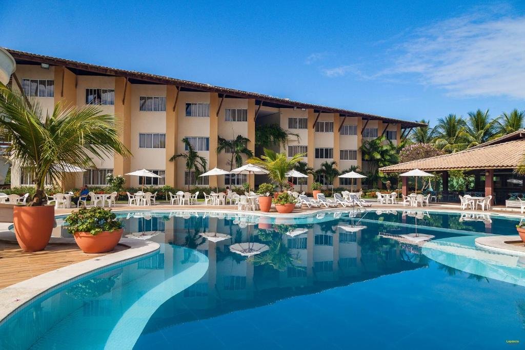 Vista da piscina e da frente do Hotel Aldeia da Praia, em Ilhéus.