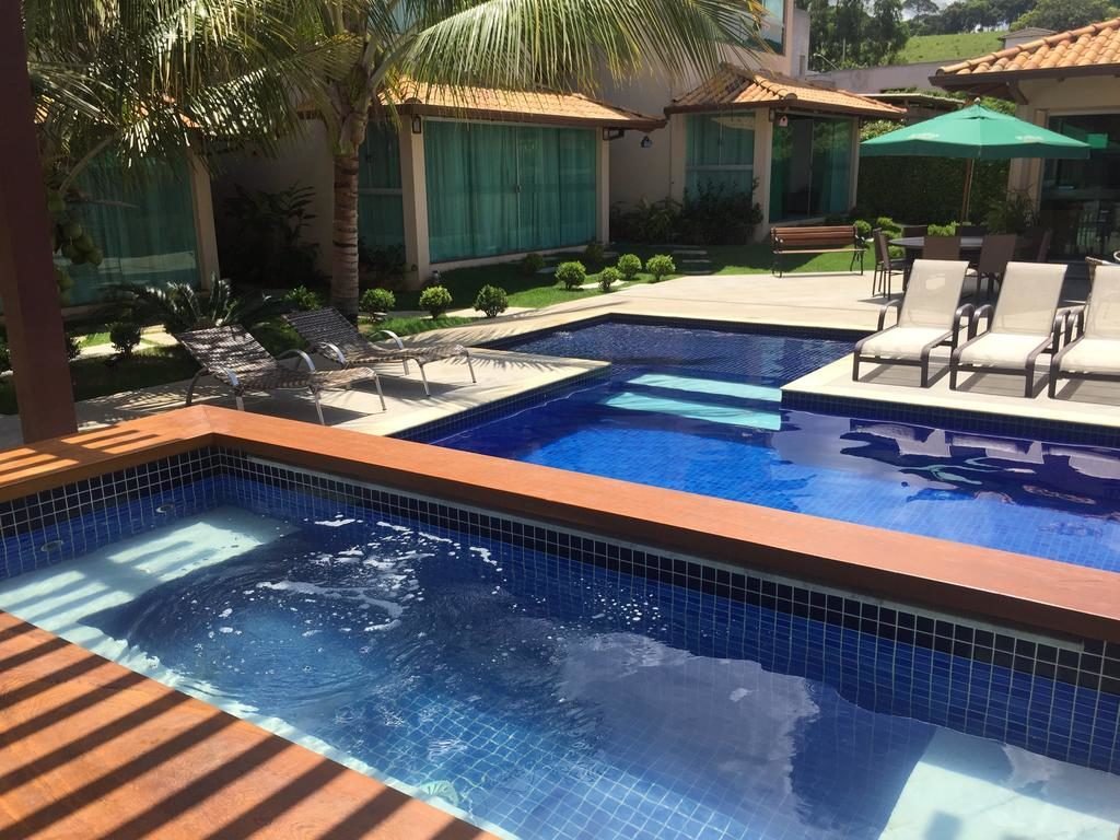 Piscina na Pousada Kanto da Ilha Suites em Capitólio