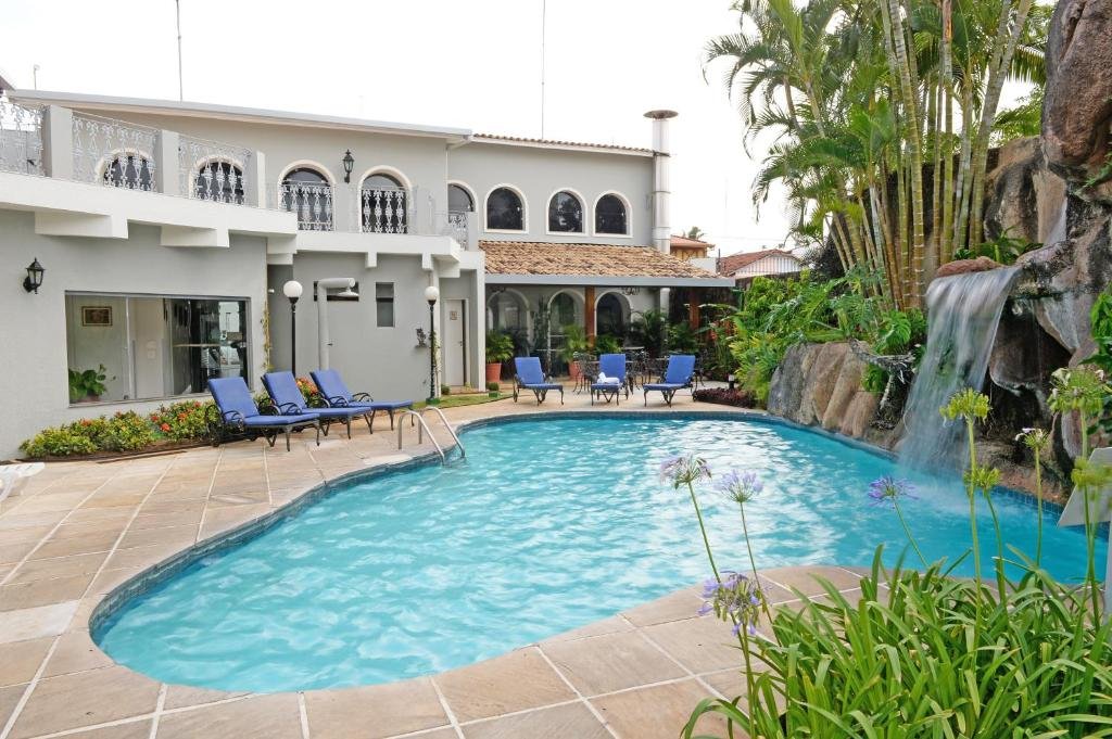 Piscina azul com cascata d