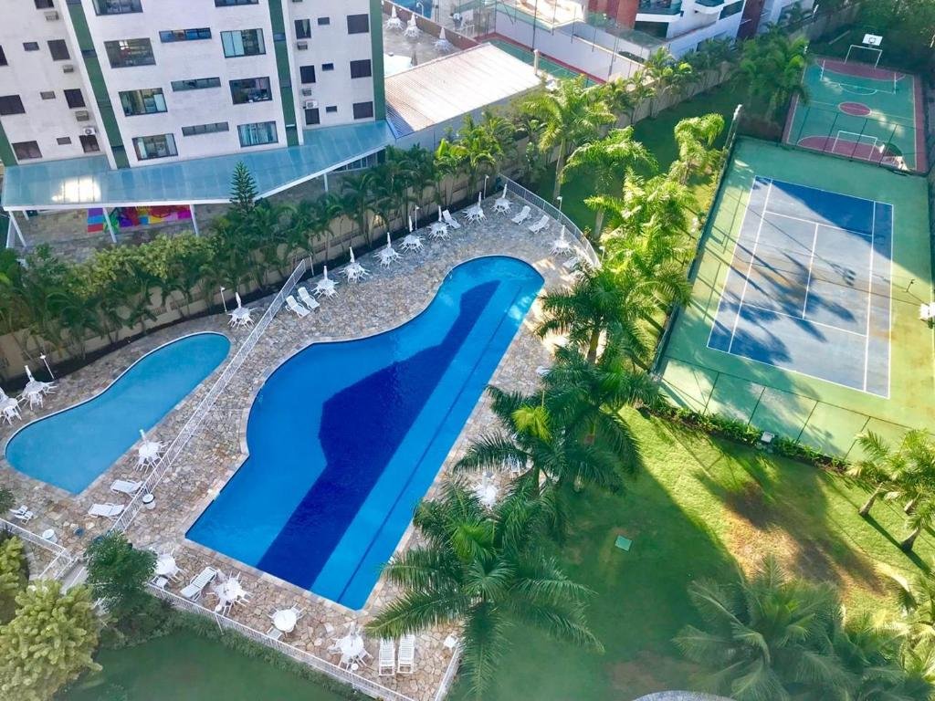 Vista aérea da piscina e quadra de tênis do Boulevard Riviera Flat - Praia