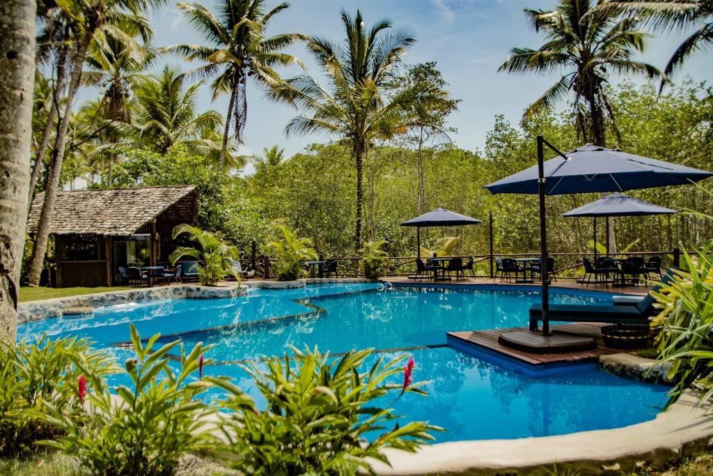 Piscina do Itacaré Eco Resort com cadeiras em Ilhéus.