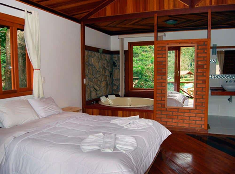 Quarto de casal na na Pousada do Encanto em Visconde de Maua.