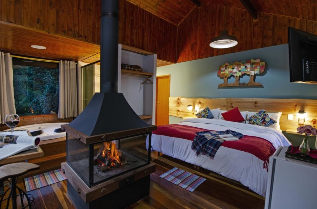 Quarto de casal com hidro e lareira na Pousada da Gruta em Visconde de Mauá.