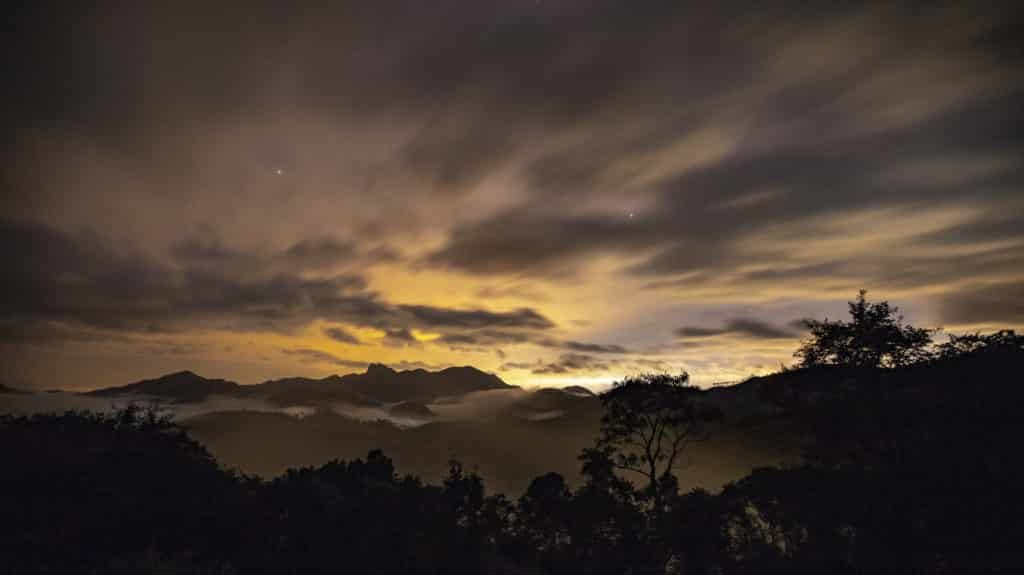Anoitecer do dia com árvores e montanhas em Visconde de Mauá.
