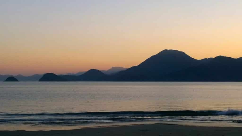 Vista da praia da Almada em Ubatuba no pôr-do-sol.