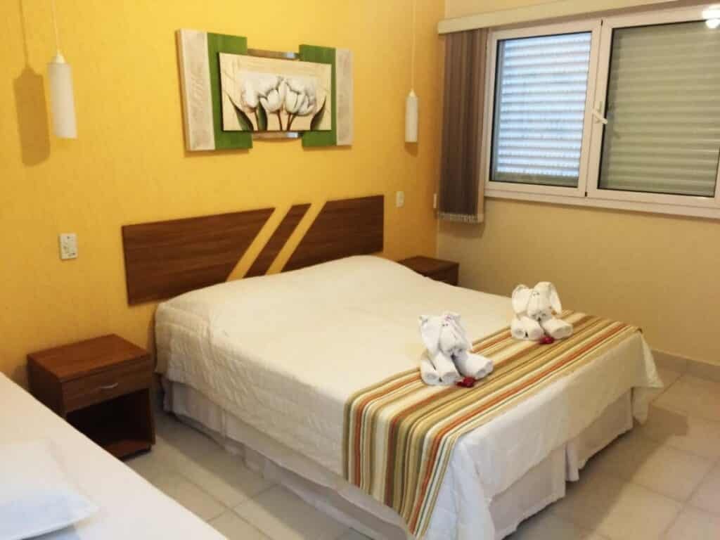 quarto com decoração amarela na Pousada Etoile