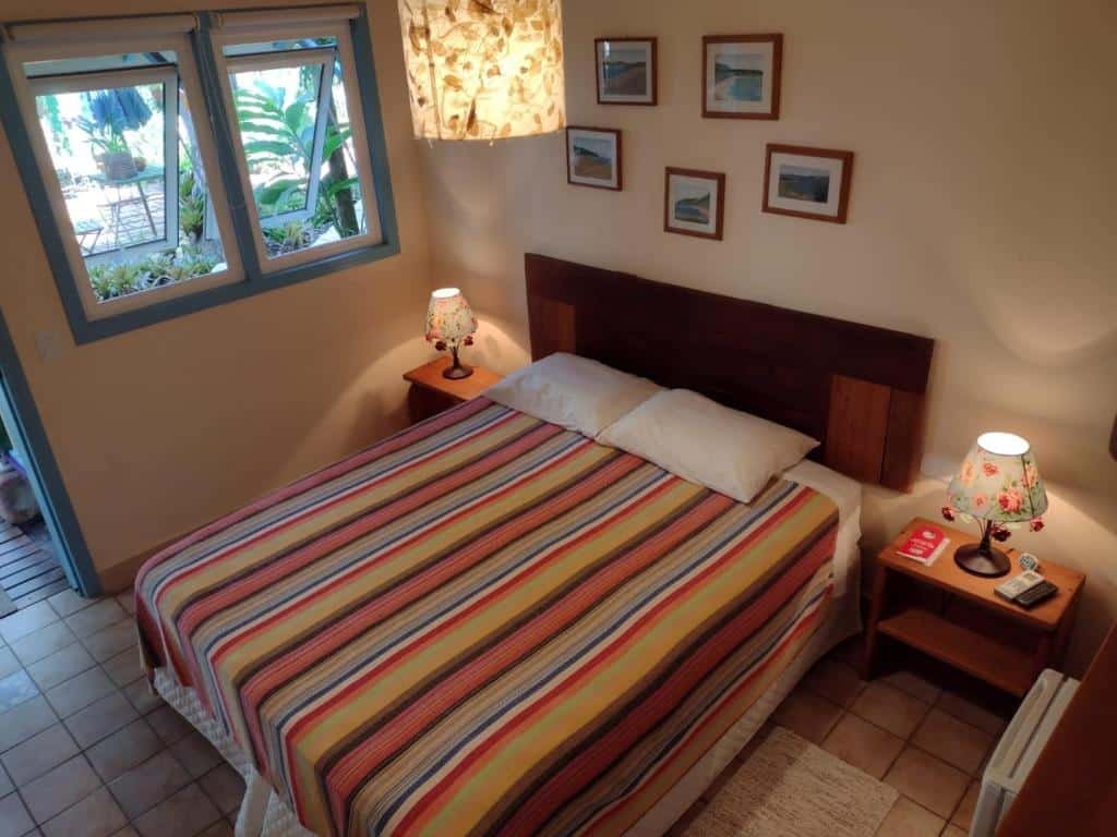 Vista do quarto com cama ampla da Pousada Ana Doce.
