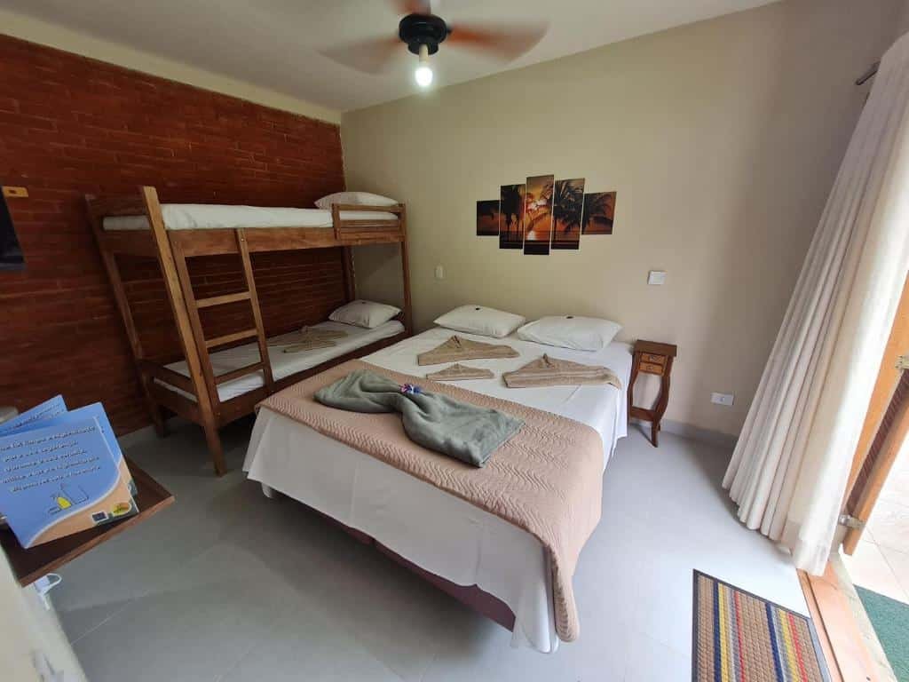Vista do quarto Bella Jureia Cama & Café com cama e varanda.