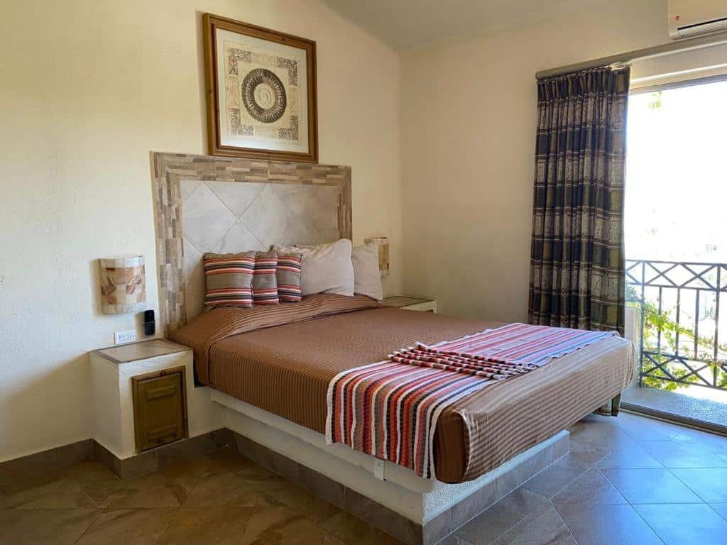 Quarto  simples do Cabo Vista Hotel Adults Only com cama de casal, e varanda.