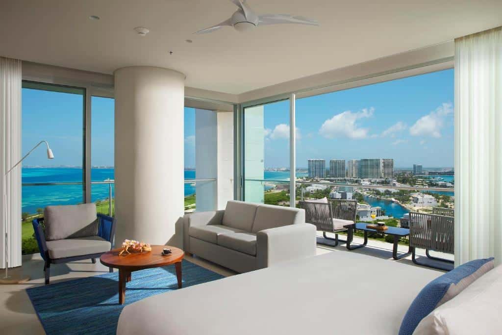 vista da cidade com altos prédios em Cancun pelas janelas amplas do quarto do Dreams Vista Cancun Golf & Spa Resort