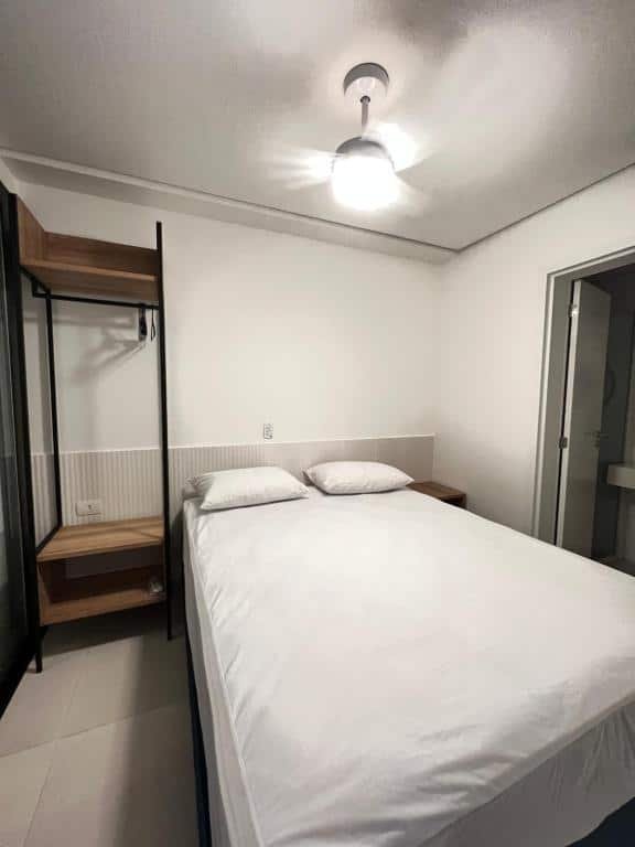 Quarto do Flores de Juquehy com cama de casal no centro do quarto e do lado esquerdo uma cômoda. Representa airbnb na Barra do Sahy.