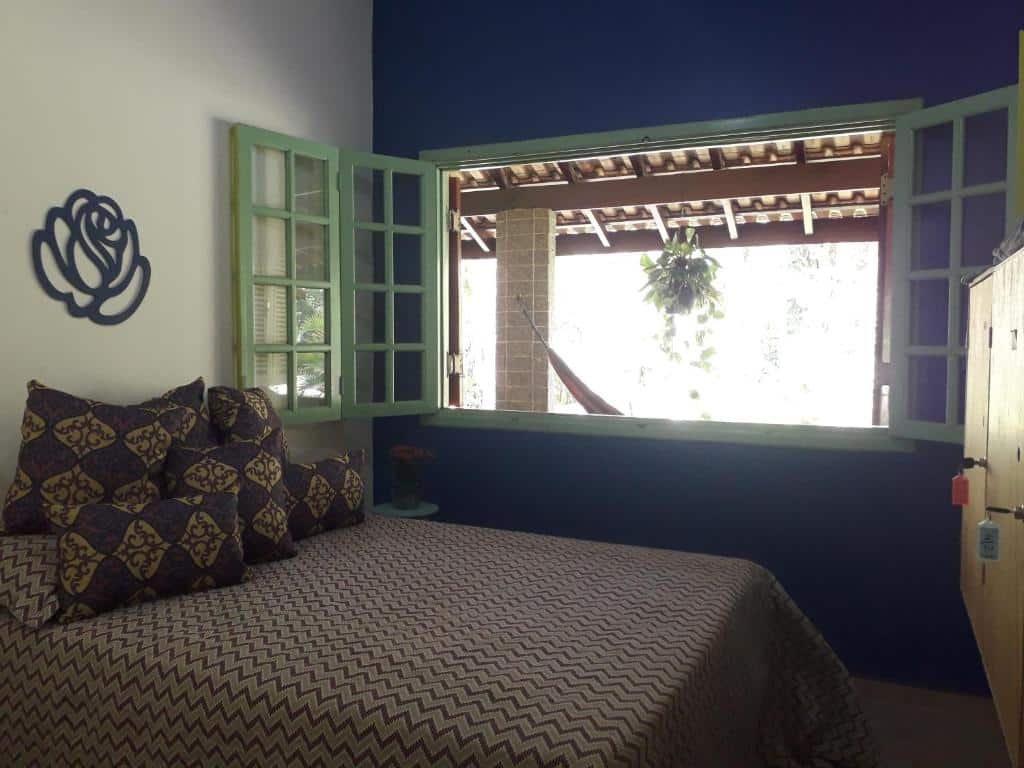 Quarto da Jacuzzi Aquecida - Lareira - Inverno em Linda Casa Litoral Norte em Juquehy com cama, janela ampla e rede.