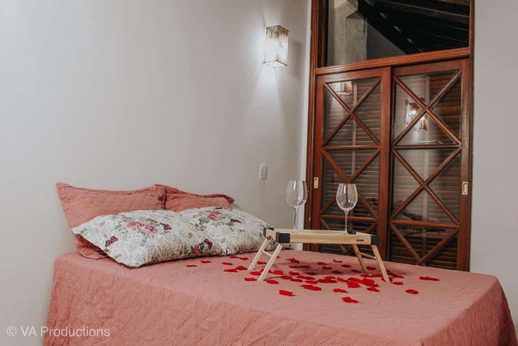 Quarto da Casa Canto do Mar Maresias 2 com cama e varanda.