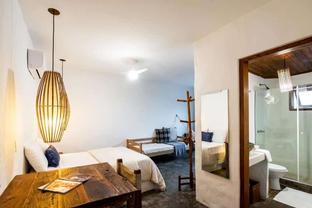 Quarto com cama de casal e banheiro na casa Nai em Toque-Toque Pequeno.