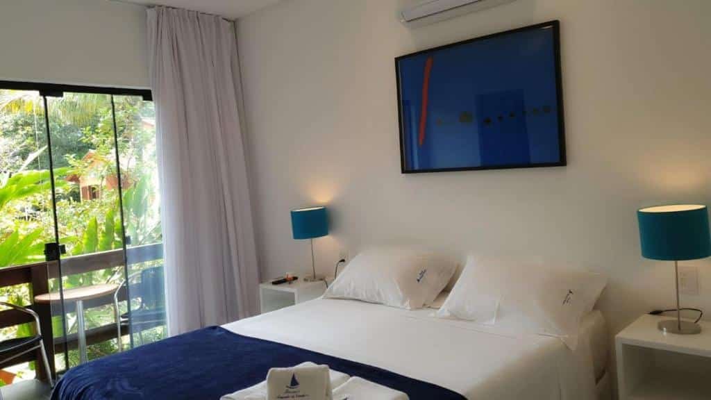 Quarto amplo com varanda na Pousada Armação de Camburi na praia da Juréia
