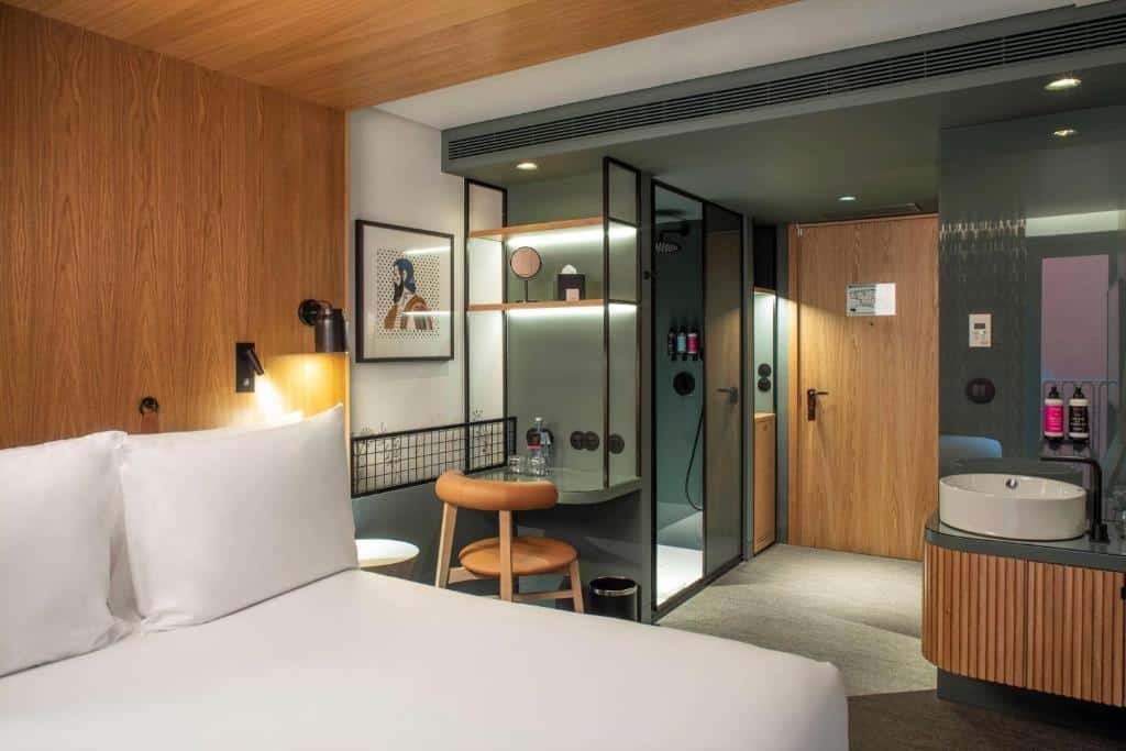 Quarto do Se Catedral Hotel Porto, Tapestry Collection By Hilton com cama de casal do lado esquerdo. Representa melhores hotéis no Porto.