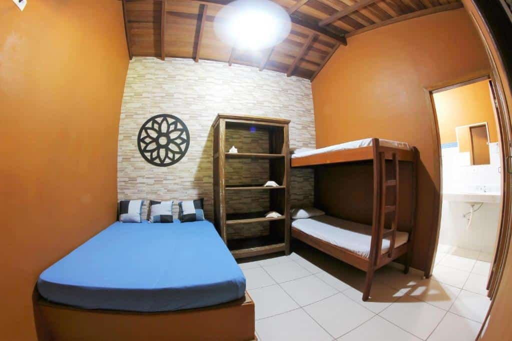 Quarto da Sobrado Grande Maresias com cama de casal e beliche.