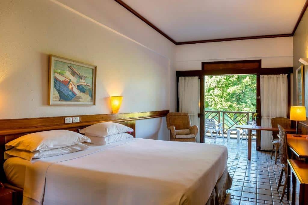 Quarto do Summerville Resort - All Inclusive com uma sacada com cadeiras, cama de casal, uma poltrona e uma mesa de trabalho com cadeira, para representar resorts em Muro Alto