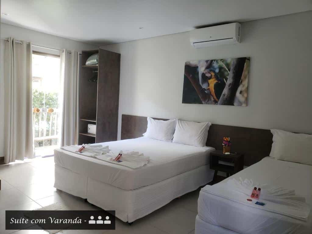 Quarto da Pousada Tartarugas de Paúba com camas amplas e varanda.