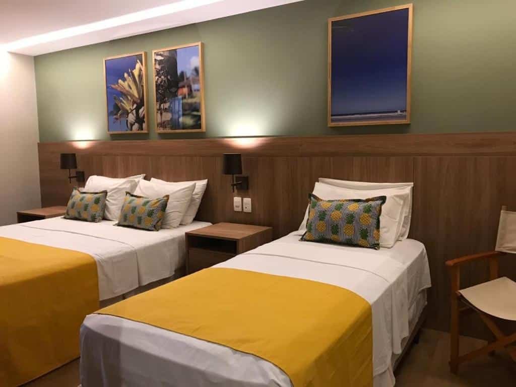 Quarto com cama de casal e de solteiro Resort Tororomba.