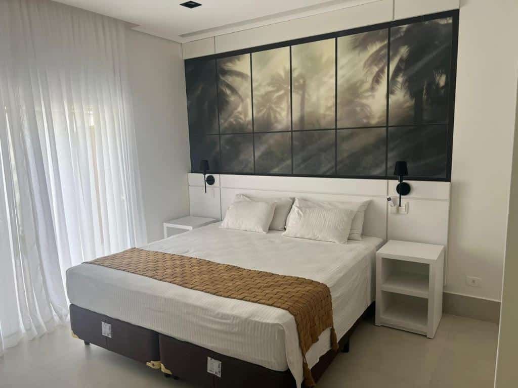 Quarto do Vistabela Resort & Spa com cama de casal no centro do ambiente com uma cômoda em cada lado da cama.