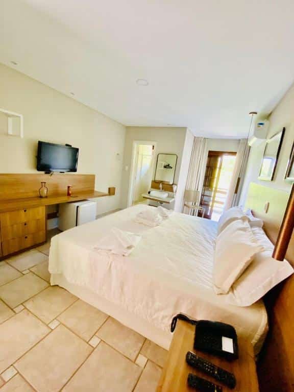 Vista do quarto WINNER BEACH HOTEL com cama ampla e varanda.
