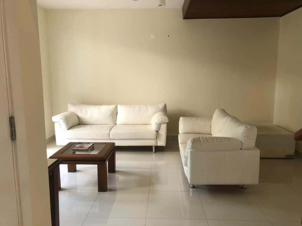 Sala com sofá na Casa em Pauba.