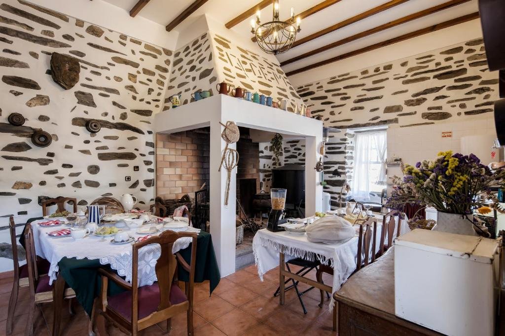 Sala de refeição do Quinta de Marrocos com cadeiras e mesas no ambiente.