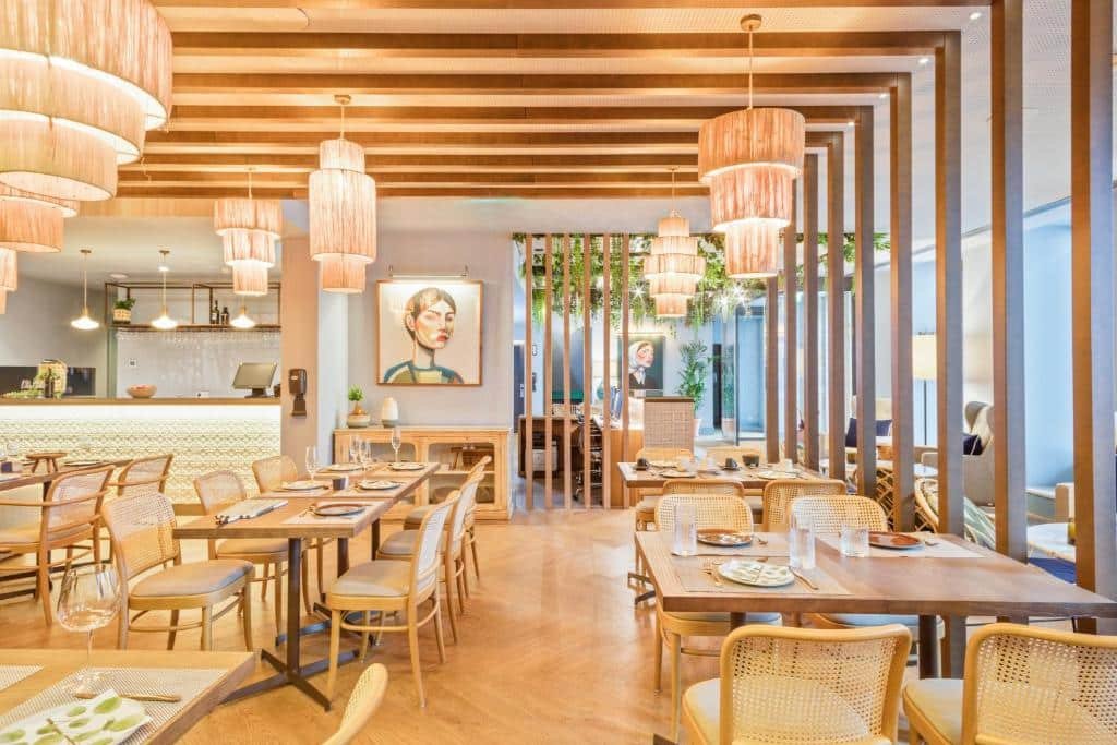 Sala de refeição do Pur Oporto Boutique Hotel by actahotels com cadeiras e mesas no ambiente.