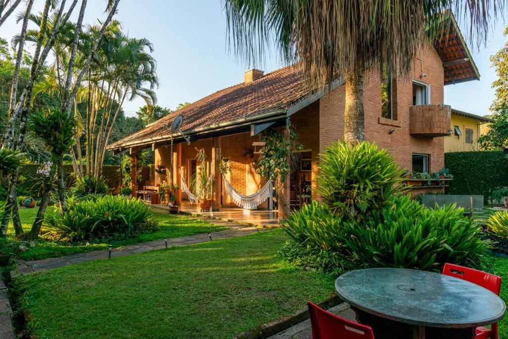 Área de jardim do Tiê Cama e Café com rede e área verde em Pousadas na praia da Juréia