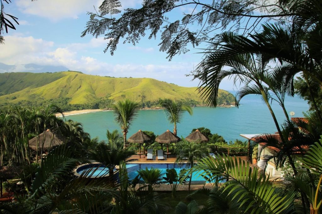 Piscina e vista do mar no Ilha de Toque Toque Boutique Hotel & Spa