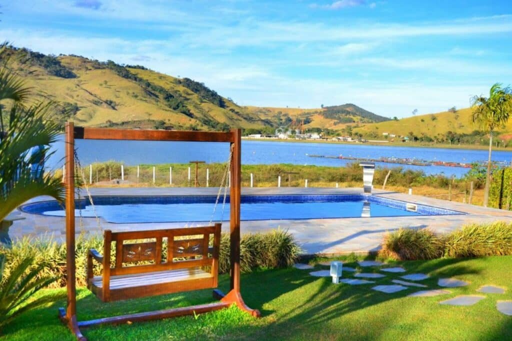 Piscina do TuTu TonTo Acomodações e Lazer com vista para o lago e as montanhas