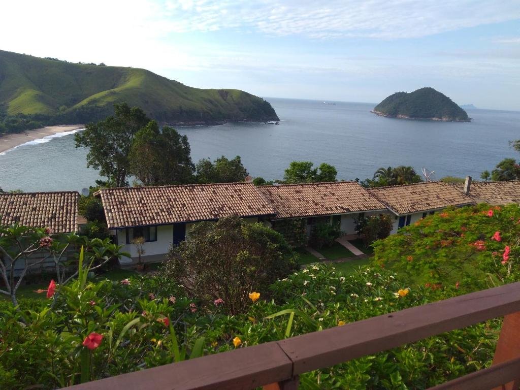 Vista em Toque Toque Grande Paraíso, da sacada do quarto é possível ver o mar e as montanhas